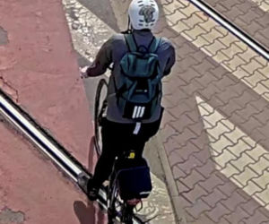Rowerzysta zaatakował seniorkę