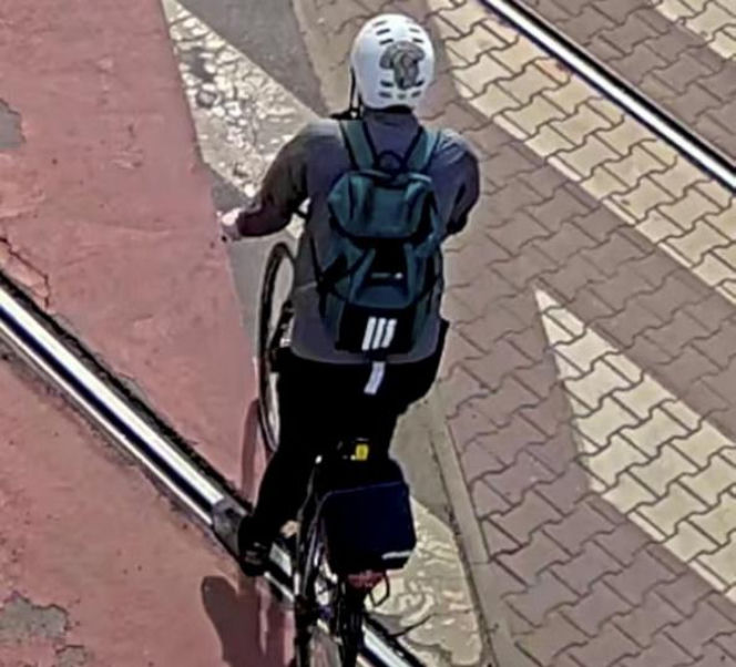 Rowerzysta zaatakował seniorkę