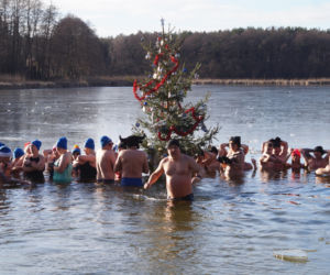Zimna woda im niestraszna! Morsowanie w podbydgoskich Pieckach [ZDJĘCIA]