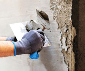 Tynki renowacyjne. Kiedy stosować, jak układać, ile kosztują