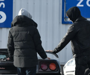 Maciej Musiał najpierw pieści auto, potem dziewczynę