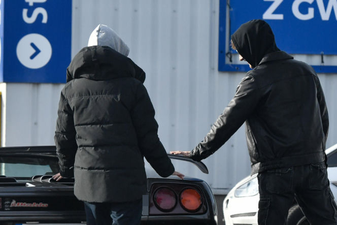 Maciej Musiał najpierw pieści auto, potem dziewczynę