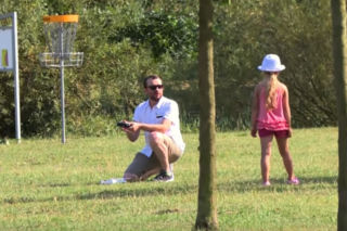 Katowicka policja pokazała szokujący film. Fałszywy pedofil próbował wyprowadzić dzieci z placu zabaw. Wiele z nich zgodziło się bez wahania [WIDEO]