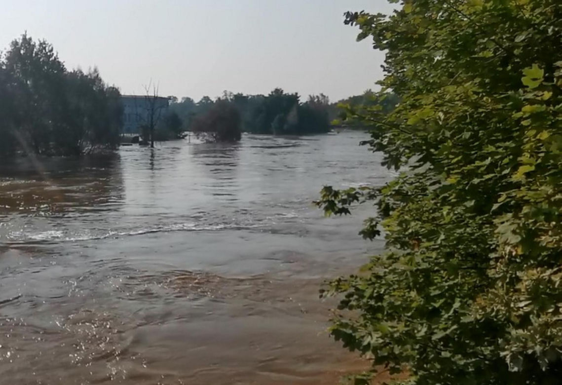 PILNA ewakuacja w Żaganiu. Dramatyczny apel. "20 cm do przelania wałów"