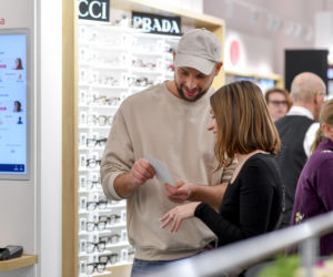 Od męża aktorki do influencera? Maciej Pela robi furorę na imprezie w centrum Warszawy