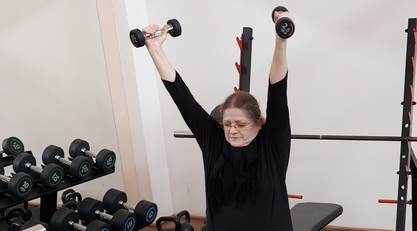 Krystyna Pawłowicz robi rzeźbę na wiosnę