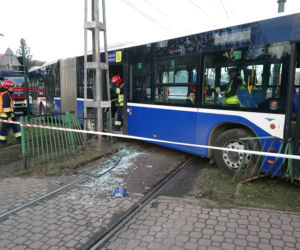 Dramatyczny wypadek w Krakowie. Tramwaj zderzył się z autobusem, są ranni