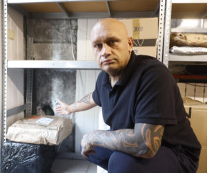 „Spalę Ci to ku*wo”. Michał boi się o rodzinę i błaga policję o pomoc.
