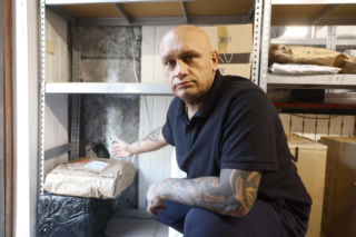 „Spalę Ci to ku*wo”. Michał boi się o rodzinę i błaga policję o pomoc.