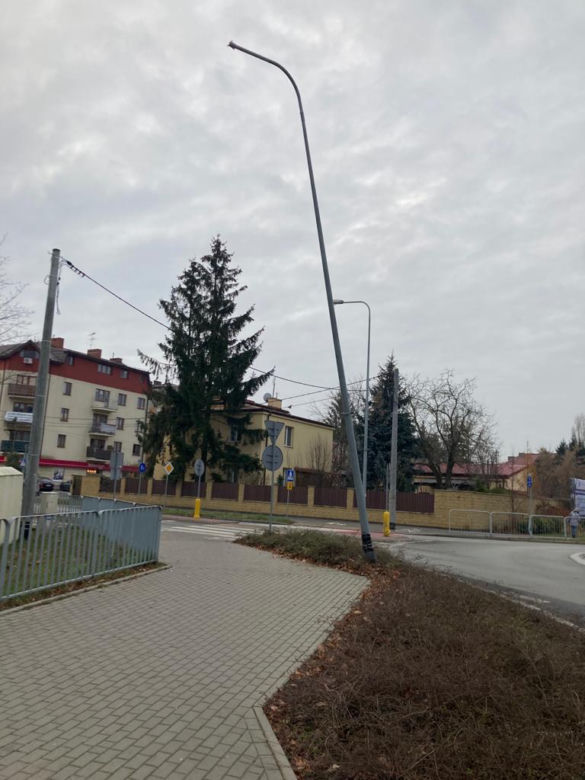 Uderzyła po pijaku w latarnię