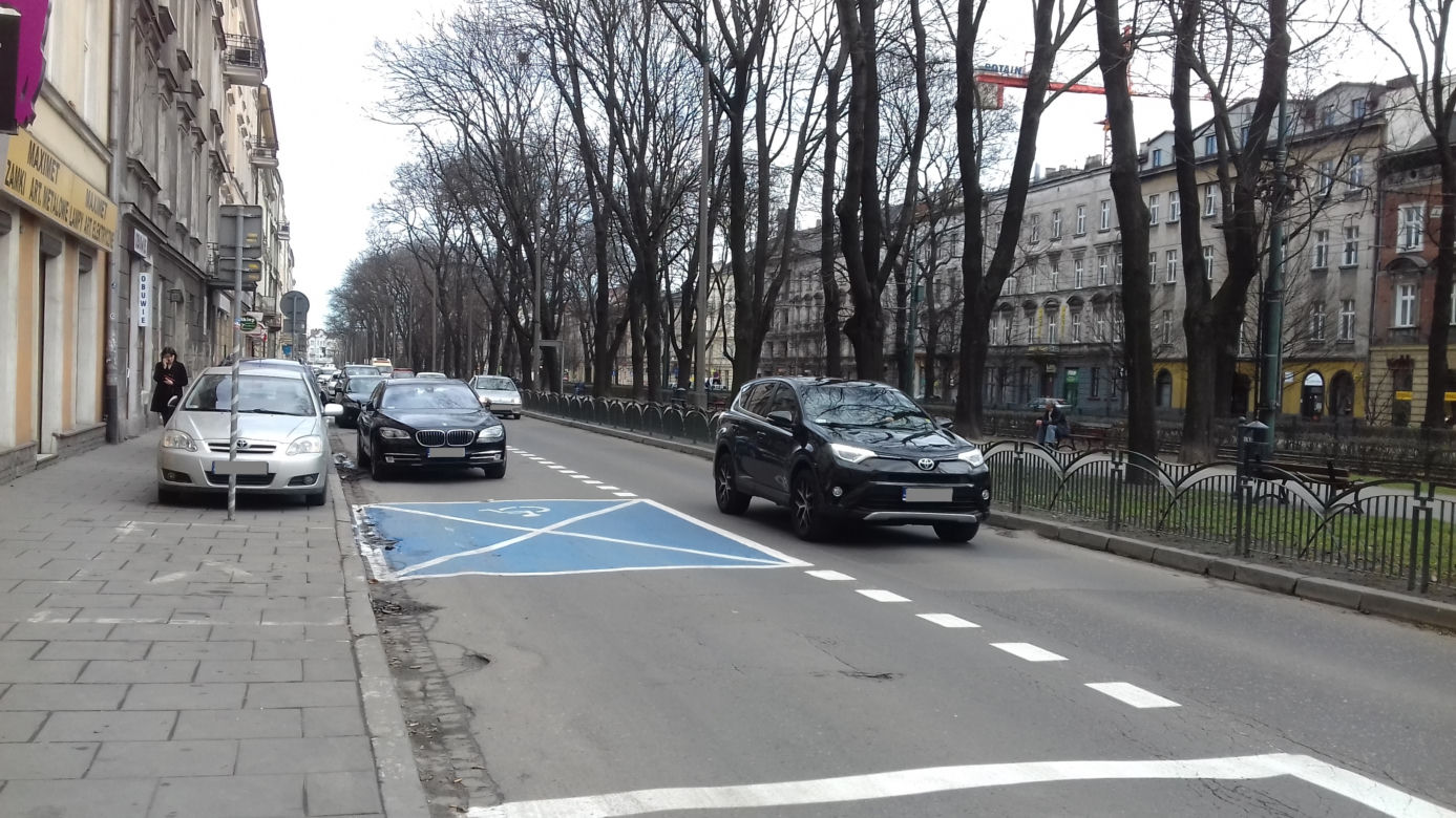 Kraków: Urzędnicy zabrali jeden pas na Dietla i zrobili tam... parking