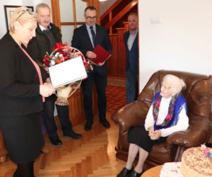 Ma 100 lat, 24 wnucząt i 25 prawnucząt. Pogratulował jej Morawiecki
