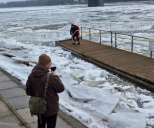 Lodołamacze na Wiśle w Toruniu. Trwa akcja kruszenia lodu