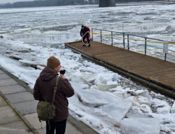 Lodołamacze na Wiśle w Toruniu. Trwa akcja kruszenia lodu