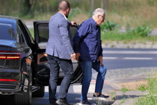 Aleksander Kwaśniewski u fryzjera