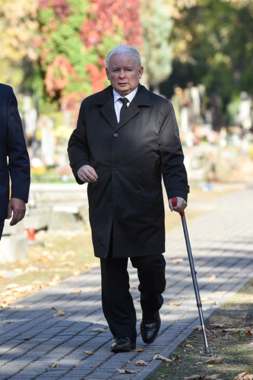 Limuzyną na grób matki. Jarosław Kaczyński 