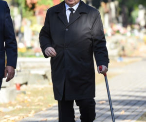 Limuzyną na grób matki. Jarosław Kaczyński 