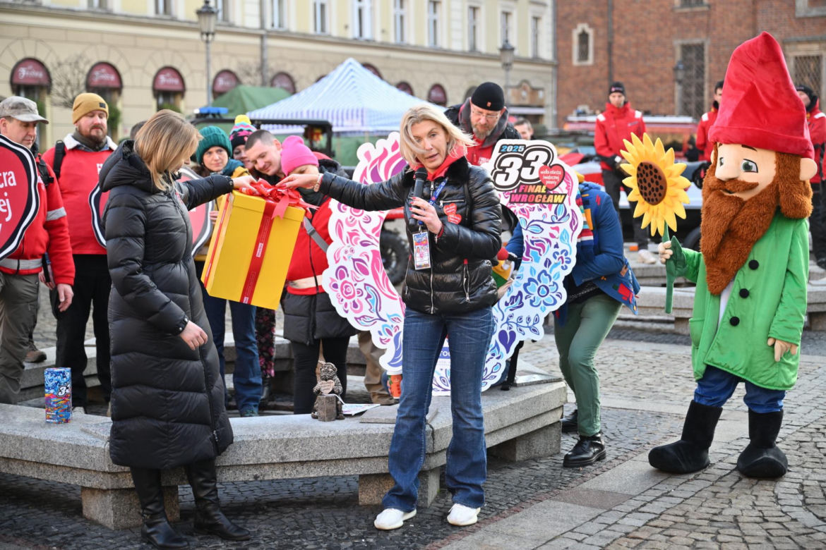 Wrocław. Wiceprezydent miasta Renata Granowska odsłania nowego krasnala - WOŚPKA