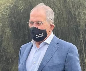 Siergiej Ławrow w Chinach. Wymowna maseczka MSZ Rosji 