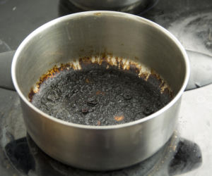 Przypalony garnek? Nie baw się w szorowanie! Poznaj Sprytne sposoby