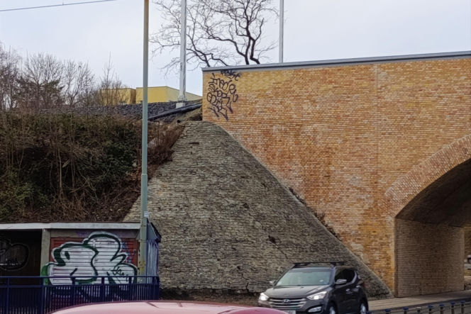 Wiadukt na ul. Wilczej już zniszczony przez wandali
