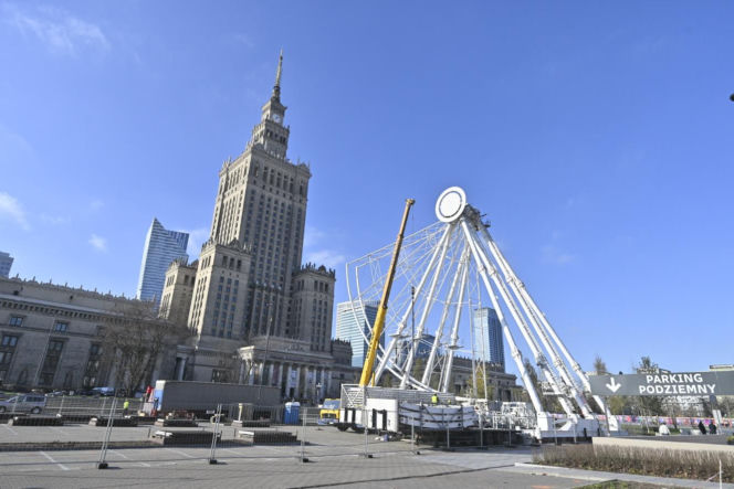 Dziwny obiekt w centrum Warszawy. Co tu powstaje? Stolica już stroi się na Boże Narodzenie!