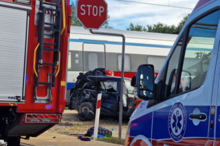 Samochód zderzył się z Pendolino. Tragedia pod Koszalinem [ZDJĘCIA]