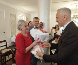 Pamiątkowe medale, legitymacje i kwiaty z okazji 50-lecia pożycia małżeńskiego odebrało w Siedlcach osiem par