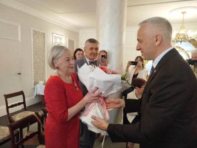 Pamiątkowe medale, legitymacje i kwiaty z okazji 50-lecia pożycia małżeńskiego odebrało w Siedlcach osiem par