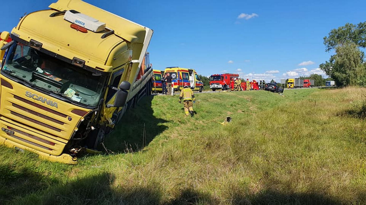  Legacz. Czołowe zderzenie samochodu osobowego z samochodem ciężarowym. 57-latka zginęła na miejscu