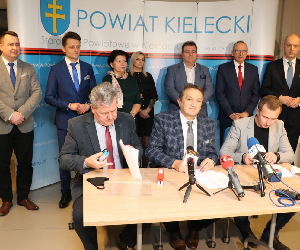 Podpisanie umowy w Starostwie Powiatowym w Kielcach