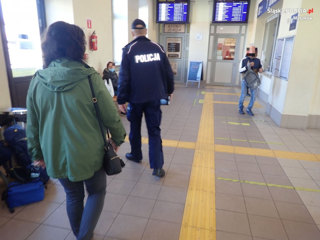 Śląskie: W komunikacji miejskiej i sklepach coraz więcej policyjnych patrol. Rośnie liczba mandatów za brak maseczki