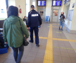 Śląskie: W komunikacji miejskiej i sklepach coraz więcej policyjnych patrol. Rośnie liczba mandatów za brak maseczki