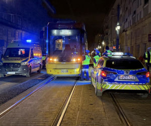Kobieta walczy o życie po potrąceniu przez tramwaj. Wtargnęła na torowisko?