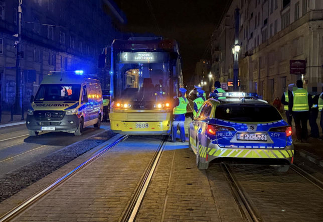 Kobieta walczy o życie po potrąceniu przez tramwaj. Wtargnęła na torowisko?