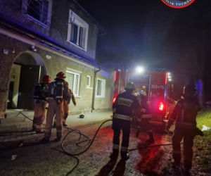 Pożar mieszkania w bloku przy ul. Wołowej w Tuchowie. Ewakuowano 13 osób