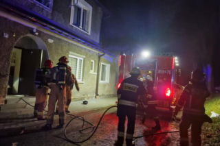 Pożar mieszkania w bloku przy ul. Wołowej w Tuchowie. Ewakuowano 13 osób