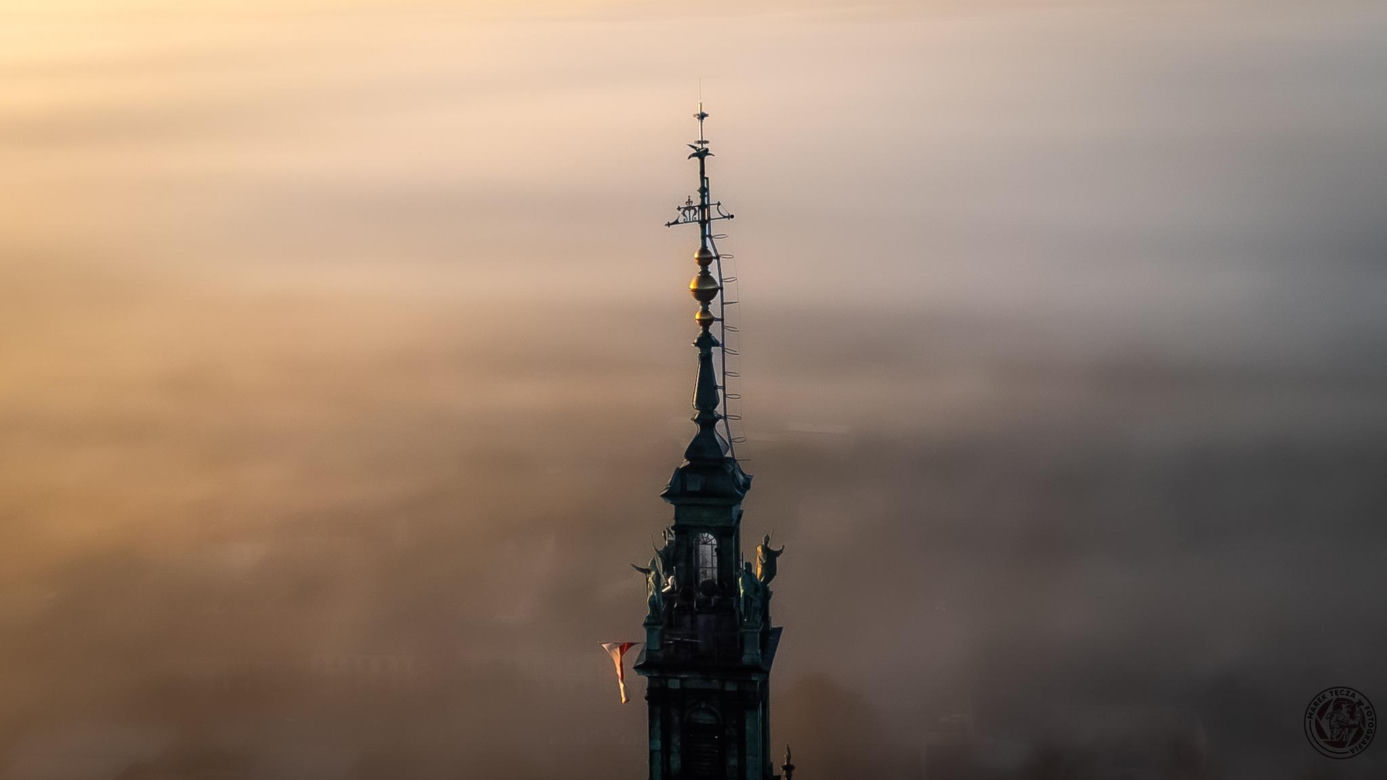 Jasna Góra jak samotny okręt we mgle. Wyjątkowe zdjęcia