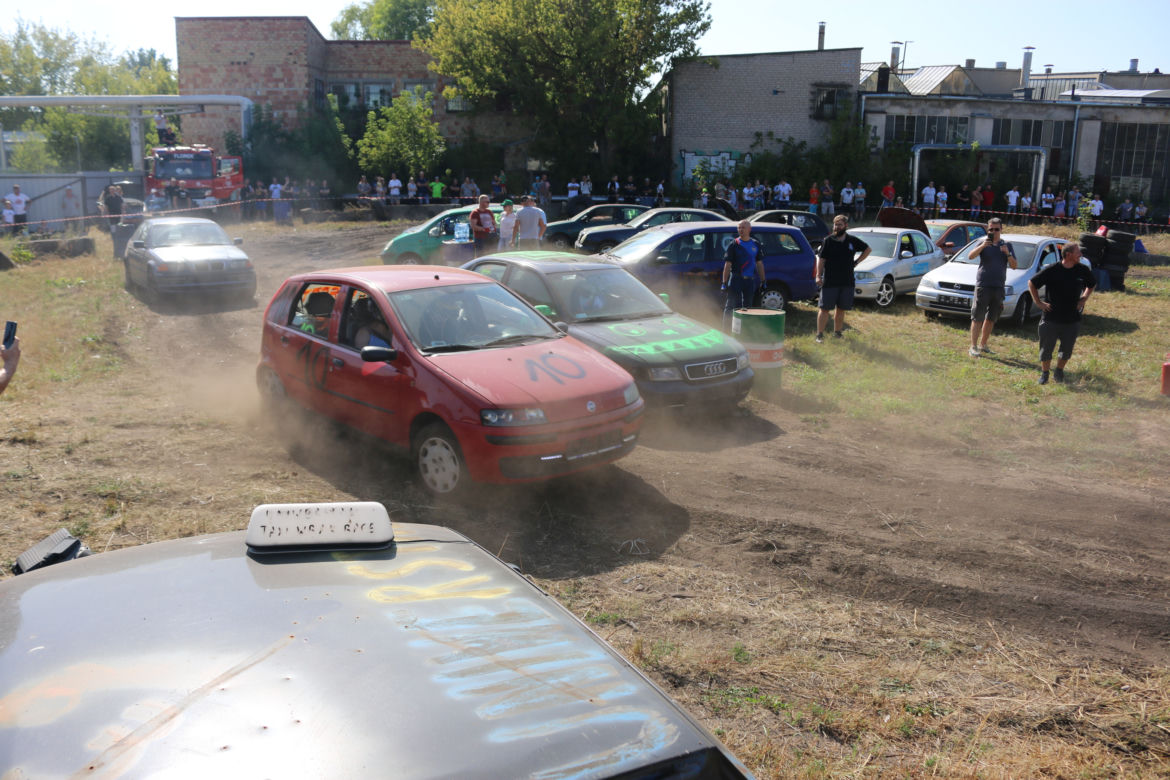 Charytatywny Wrak Race. Andrzej z Plutycz i Adam Kraśko zbierali pieniądze dla chorej Dominiki