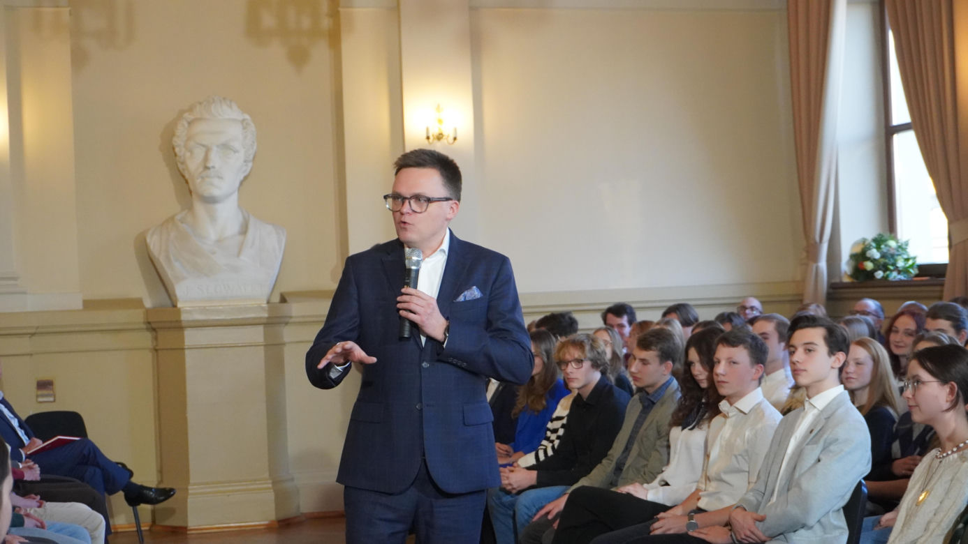 Marszałek Szymon Hołownia przeprowadził lekcję obywatelską w V LO w Krakowie