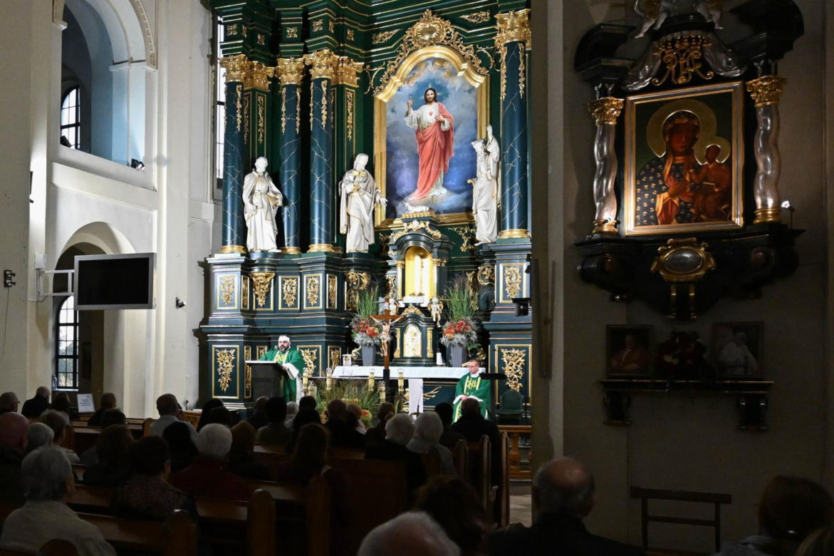 Ks. Adrian głosi kazanie na mszy świętej sprawowanej w intencji śp. ks. Stanisława Zbojnowicza w kościele rektoralnym pw. św. Mikołaja i św. Stanisława Biskupa w Jarosławiu