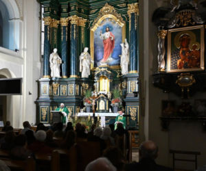Ks. Adrian głosi kazanie na mszy świętej sprawowanej w intencji śp. ks. Stanisława Zbojnowicza w kościele rektoralnym pw. św. Mikołaja i św. Stanisława Biskupa w Jarosławiu