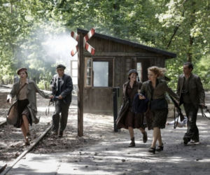 Wojenne dziewczyny 4 odc. 40. Ewa (Vanessa Aleksander), Nitka (Maja Szopa), Zyga (Piotr Nerlewski), Irka (Marta Mazurek), Olek (Wojciech Solarz)