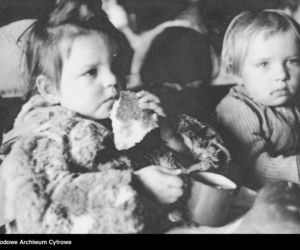 Maluchy podczas posiłku (1948 r.)