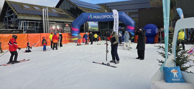 Policja na nartach pilnuje porządku w ośrodku PKL Jaworzyna Krynicka