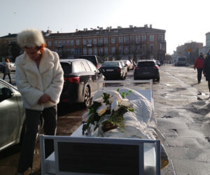 Szpitalne łóżko w centrum Kielc. Happening artystów z Teatru Żeromskiego w Kielcach