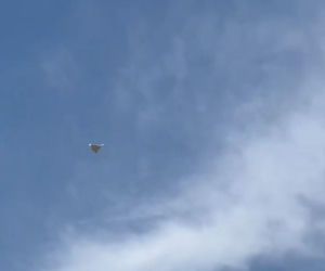 Myśliwiec F-16 niszczy drona nad plażą w Dubaju. Szokujące nagranie trafiło do sieci