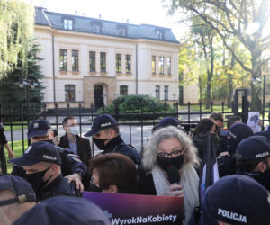 Aborcja niezgodna z konstytucją. Protest przed Trybunałem Konstytucyjnym