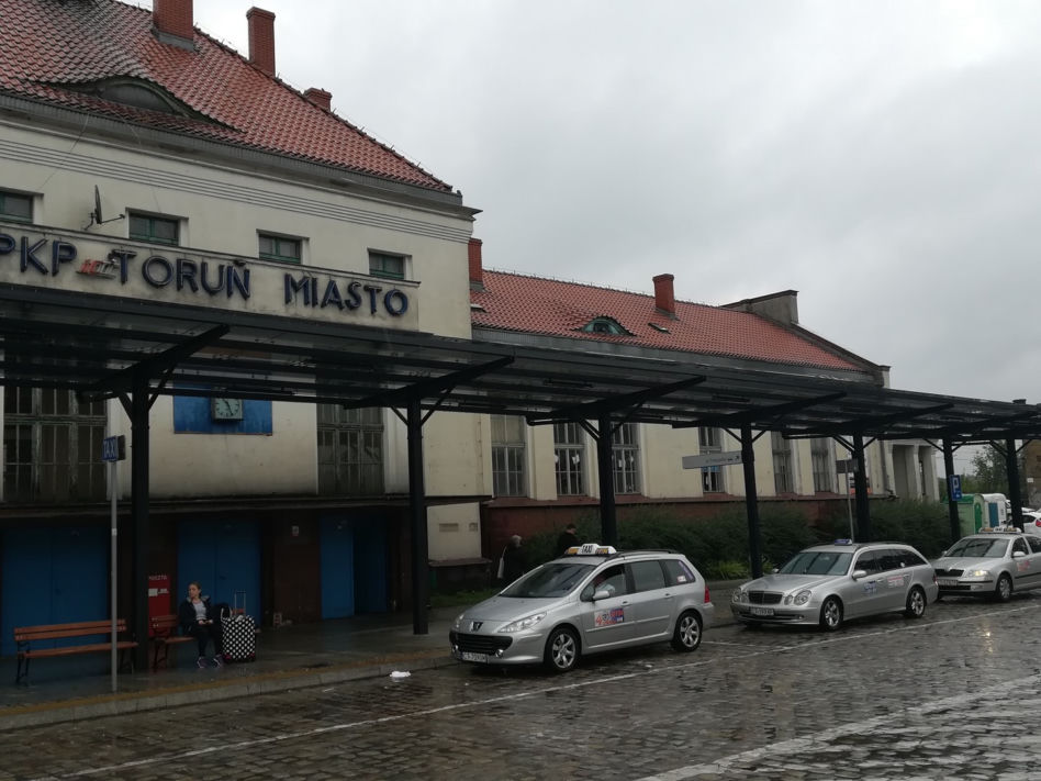 Przebudowa dworców kolejowych w Toruniu według projektu pracowni RYSY Architekci