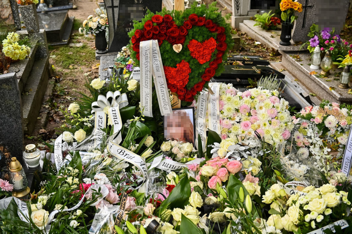 Kolbudy. Grób Pauliny tonie w morzu kwiatów [ZDJĘCIA]